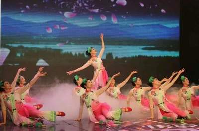 一輩子做“青春藝術”的傳播者 葉紅紅的文藝創作與表演之路